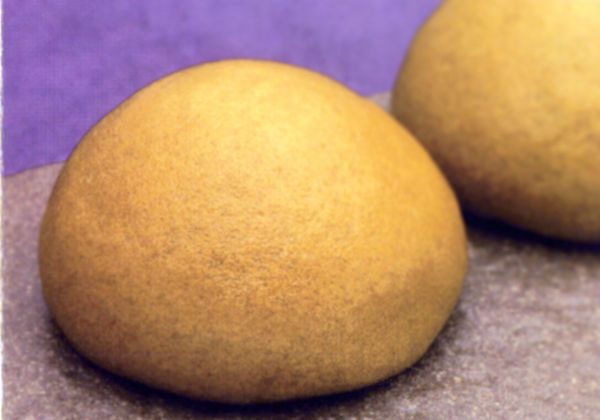 お練り万頭北海道産のこだわり餡を、黒糖の皮にくるんだもちもちとした食感の万頭です。価格　　1個　　100円（税込）消費期限　　２日