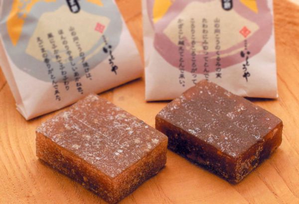 かざこし山風越山への思いを込めて作った餅菓子です。醤油味の素朴なくるみ餅と味噌味の香ばしいえごま餅があります。価格　　1個　　120円（税込）消費期限　　５日