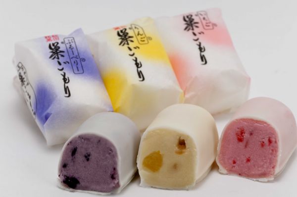 フルーツな巣ごもりたち飯田銘菓「フルーツな巣ごもりたち」は、代表銘菓「いと忠巣ごもり」をベースに、フルーティな味わいに仕上げた全く新しい味の高級生菓子です。いちご・りんご・ブルーベリーの三色セット価格　　６個入り　　1、130円　　　　９個入り　　1、580円　　　　12個入り　　2、030円　　　　15個入り　　2、480円消費期限　　夏季５日間　冬季７日間