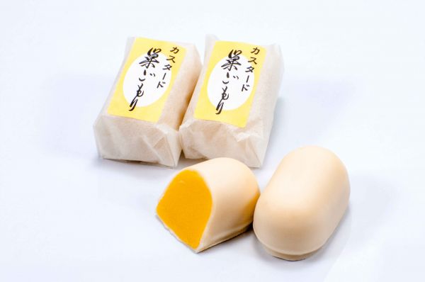 カスタード巣ごもり　新鮮な卵黄をふんだんに使った特製カスタード餡を玉子の形にととのえ、周りを最高級のホワイトチョコレートで包んだ、カスタードプリンのような味わいの高級生菓子です。価格　　６個入り　　1、130円　　　　８個入り　　1、430円　　　　10個入り　　1、730円　　　　12個入り　　2、030円　　　　15個入り　　2、480円　　　　20個入り　　3、230円消費期限　　冬７日間