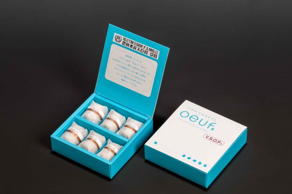 oeufウフ　ピュア・フルーツoeuf［ウフ］はフランス語で“たまご”のこと。新鮮な卵をたっぷり使った黄味あんを最高級のホワイトチョコレートで包みこんだちょっと贅沢で甘さ控えめのスイーツです。第27回全国菓子大博覧会にて、農林水産大臣賞を受賞いたしました価格　　３個入り　　 　500円　　　　６個入り　　1、000円消費期限　　冬７日間