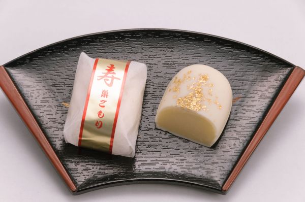 寿・長寿巣ごもり　黄味餡を玉子型にととのえ、その周りを最高級のホワイトチョコでくるみ、更に「金箔」をほどこして最高に贅沢に仕上げた、結婚のお祝いにぴったり、また長寿巣ごもりは長寿のお祝い事にぴったりのの最高級生菓子です。価格　　３個入り　　1、030円（税込）　　　　５個入り　　1、530円（税込）　　　　８個入り　　2、280円（税込）消費期限　　冬７日間