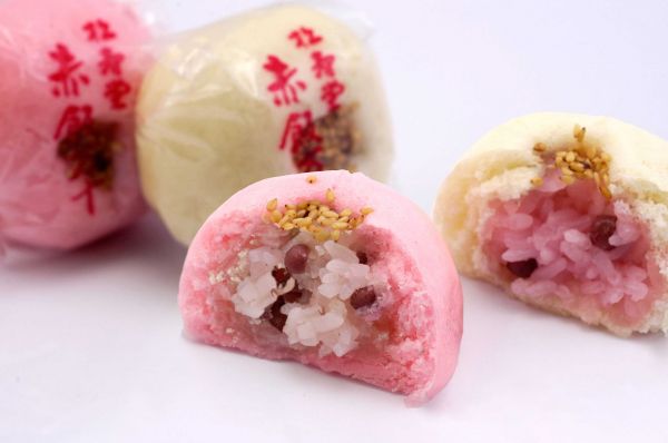 赤飯万十お赤飯を包んだ紅白の蒸し万十お祝い事に大変喜ばれています。価格　　１個　　150円（税込）　　　　10個入り　1、750円（税込）　　　　15個入り　2、500円（税込）消費期限　　2日