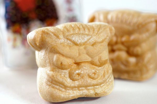 屋台獅子最中飯田東和会の共同開発商品で獅子頭を形取った最中屋台獅子最中ののぼりのあるお店にて取り扱っております。価格　　１個　　170円（税込）　　　　6個＋獅子対入り　　1、712円（税込）　　　　8個入り　　　　　　      円（税込）消費期限　　15日