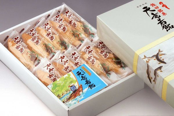 天竜若鮎（松寿堂の代表銘菓）若鮎を形取った白餡入り最中価格　　１個　　150円（税込）　　　　10個入り　1、750円（税込）　　　　15個入り　2、500円（税込）　　　　20個入り　3、300円（税込）        30個入り　4、900円（税込）消費期限　　7日