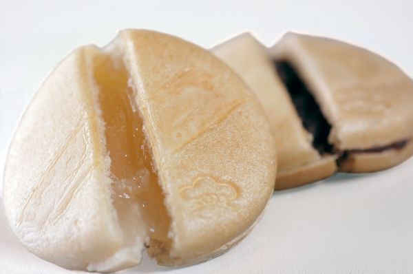 満月二種類の餡（白餡、粒餡）をそろえた最中価格　　１個　　150円（税込）　　　　10個入り　1、750円（税込）　　　　15個入り　2、500円（税込）消費期限　　8日