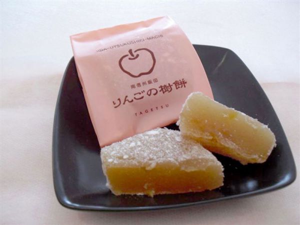りんごの樹餅南信州のりんごをつかった、めずらしいりんごのゆべし餅です。フルーティーな風味がさわやかです。価格　　135円（税込）消費期限　　7日