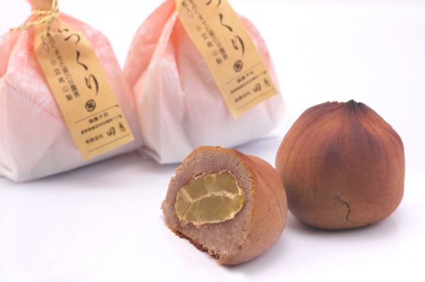 ふっくりしぶ皮栗（福寿栗）を上質の小豆餡の桃山に仕上げました。上品なお菓子です。価格　　216円（税込）消費期限　　7日
