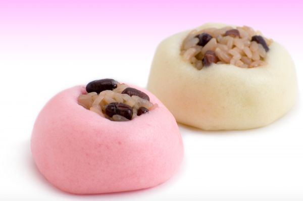 赤飯饅頭「赤飯饅頭」は、むかしながらの南信州名物のお饅頭です。お饅頭の皮に、お赤飯を入れたとっても素朴で、どこか懐かしいお饅頭です。南信州では、慶事に、日常のおやつにと昔から親しまれています。8個入れの折り箱に、紅４つ白４つでのお届けになりますので、お祝いのお席でのご注文の際には、お熨斗の対応もしておりますので、是非、ご用命ください。価格　　8個入り　　1、188円（税込）