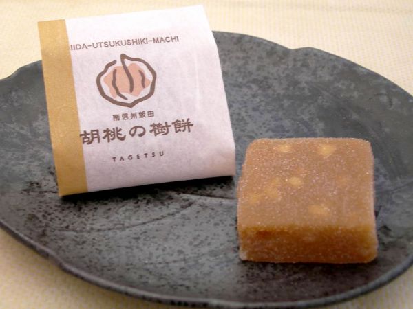 胡桃の樹餅信州のくるみを使った、むかしなつかしいくるみ餅です。価格　　135円（税込）消費期限　　30日