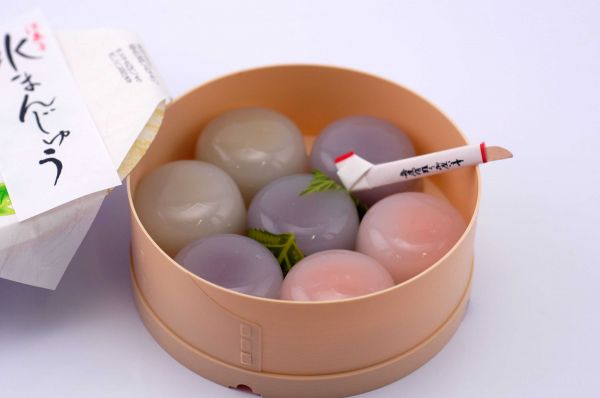 水まんじゅう（6月～8月の季節限定商品）暑い夏には欠かせないくず菓子「水まんじゅう」抹茶、こしあん、うめあん３色ごよういしております。価格　　129円（税込）消費期限　　3日