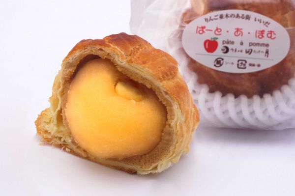 ぱーと・あ・ぽむ南信州のお日様をいっぱいあびたりんごを丸ごとパイ包しました。りんごは食用で一番おいしいふじを使用（紅玉等は使っていません）おいしい信州をお召し上がりください。価格　　1、026円（税込）消費期限　　14日