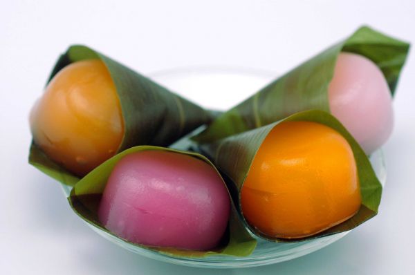 彩り水まんじゅう黄桃・・・ピーチの水まんじゅう生地に黄桃が一かけら入っています。コーヒー・・・コーヒーの水まんじゅう生地にミルク餡が入っています。みかん・・・オレンジの水まんじゅう生地にみかんが一ふさ入っています。木いちご・・・苺の水まんじゅう生地にラズベリーが一粒入っています。価格　　140円（税込）消費期限　　春7日間