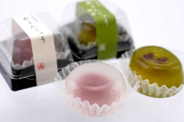 水まんじゅう（6月始め~9月始めの季節限定商品）紫芋餡と抹茶（中は白餡）の2種類あります豊かな新野の自然の中で作られます価格　消費期限　要冷蔵　3日