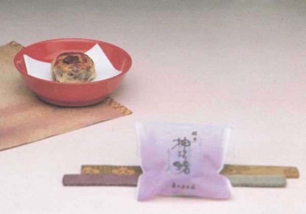 神坂路和胡桃を添えたつぶし餡入りの焼菓子価格　　　　 125円(税込）10個入り　1、358円（税込）15個入り　2、037円（税込）消費期限　　1週間