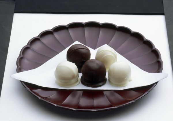 夢のうつつ白餡にホワイトチョコ、栗餡にセミスィートチョコをコーティングした洗練された味のお菓子価格　1、310円（税込）消費期限　要　冷蔵or冷凍　1週間