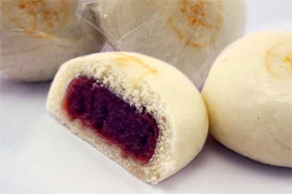 船橋屋饅頭小麦粉を使用した饅頭としては砂糖が少なくあっさりとお召し上がり頂けるこしあん入りの饅頭です時に天ぷら饅頭にすると格別の美味しさです。価格　108円（税込）消費期限　2日