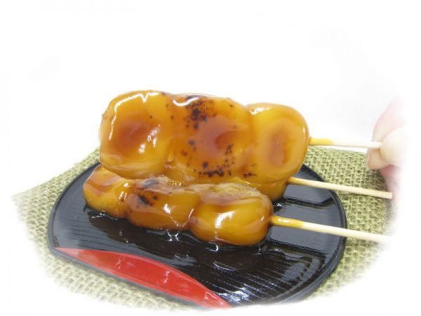 みたらしだんご御菓子司まんさくの代名詞とも言える一品焼いた団子の香ばしさと秘伝のタレがマッチして地元のお客様に愛され続ける当店自慢の団子です！