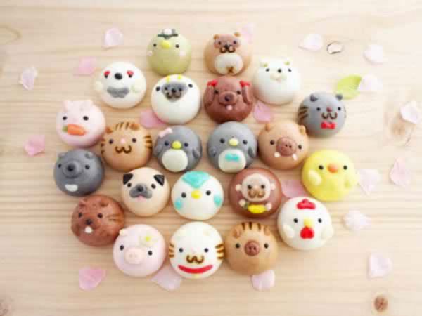 お菓子どうぶつ園まんじゅう信州や地元飯田市にゆかりのある動物たちが可愛らしいお饅頭になりました！現在２６種類の動物キャラクター饅頭にその中身もこし餡、ミルクココア餡、バナナ餡とバラエティーに富んでいます。プチギフトやイベント景品にもおススメです。