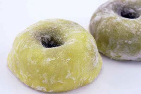 ゆず餅（11月～12月初旬季節限定商品）ゆずをすり込んでお餅にしたゆずの大福。価格　円（税込）消費期限　当日限り