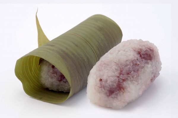 ちまき（こしあん）（４月～６月初旬季節限定商品）導明寺種でこしあんを包み、笹の葉で巻きました。価格　１１０円（税込）消費期限　当日限り