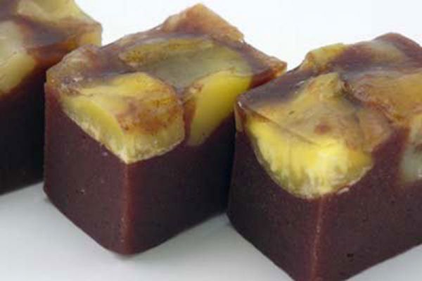 栗むし羊羹（9月～11月初旬季節限定商品）とれたての栗を使った素朴な栗蒸し羊羹です。価格　円（税込）消費期限　3日