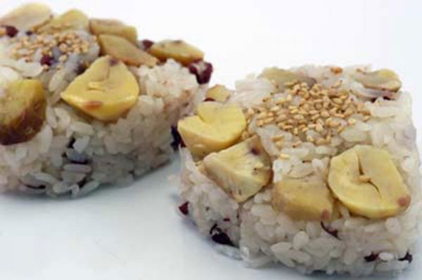 栗おこわ（9月～11月初旬季節限定商品）当店自慢のお赤飯に栗を入れて栗おこわに仕上げました。価格　円（税込）消費期限　当日限り