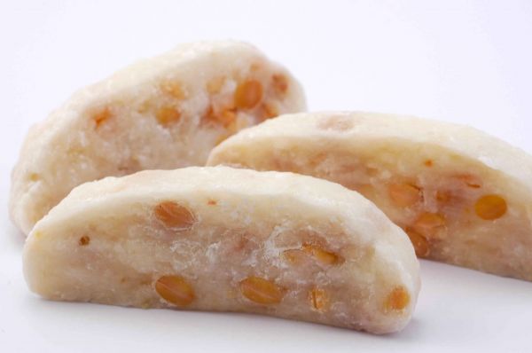 あられ豆餅昔懐かしい素朴な味わいをお楽しみ頂けます。大豆入りウル米とモチ米を混ぜ小判型にしてあります無添加のつきたてをご発送できます価格　円（税込）消費期限　3日　冷蔵7日冷凍保存可能