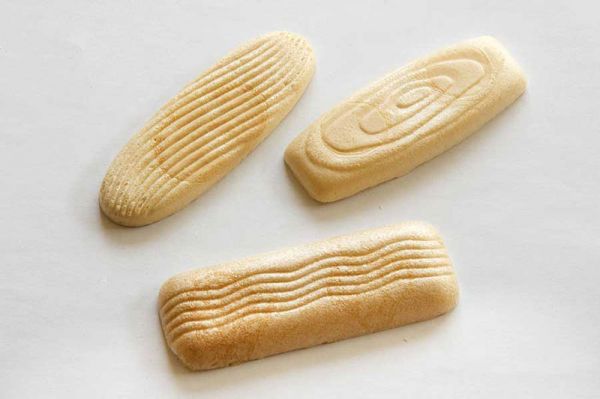 【舟】長辺約9cm短辺約3.5ｃｍの生地に小麦を使用した最中で洋菓子にも使用できます。