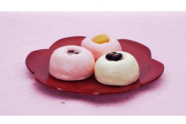 【赤飯饅頭】自然の恵み豊かな南信州の風土に育まれた餅米と、北海道十勝の風味豊かな小豆とで炊きあげられたお赤飯をお饅頭の皮で包み蒸しあげました。