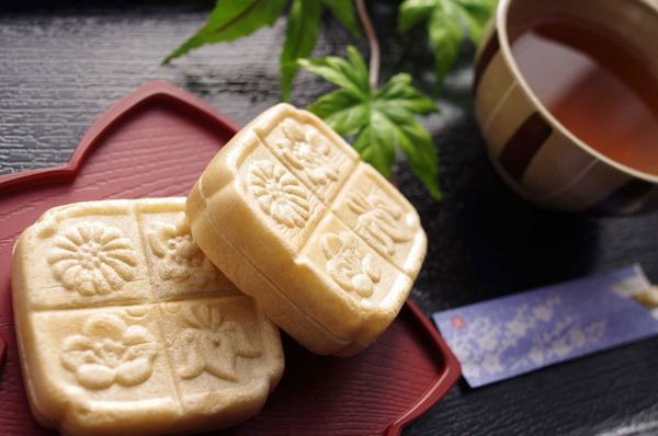 【定番「最中種」】和菓子の代表格である「最中」です。地元産もち米を使用した最中種は風味良く、餡との相性は抜群です。