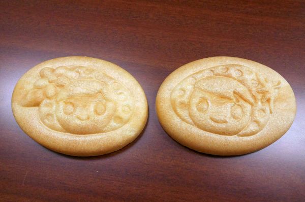 【オリジナル最中種】弊社が所在する「喬木村」のイメージキャラクター、「ベリー＆ゴー」の形をした最中種です。最中種は、その味のみならずこうしたデザインを施せるのも大きな魅力の一つです。オリジナルな商品づくりに是非ご検討ください。