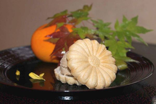 【アイスクリーム用最中種】夏の風物詩「アイスクリーム」と合わせるのはいかがでしょうか？パリッとした最中種と冷たくしっとりとしたアイスクリームは暑い夏を乗り切るのに最適です。